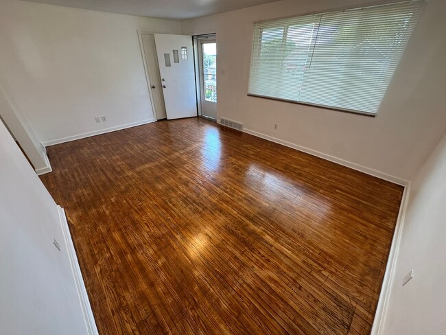 Building Photo - Updated 2-Bedroom 1-Bath Ranch House, GORG...