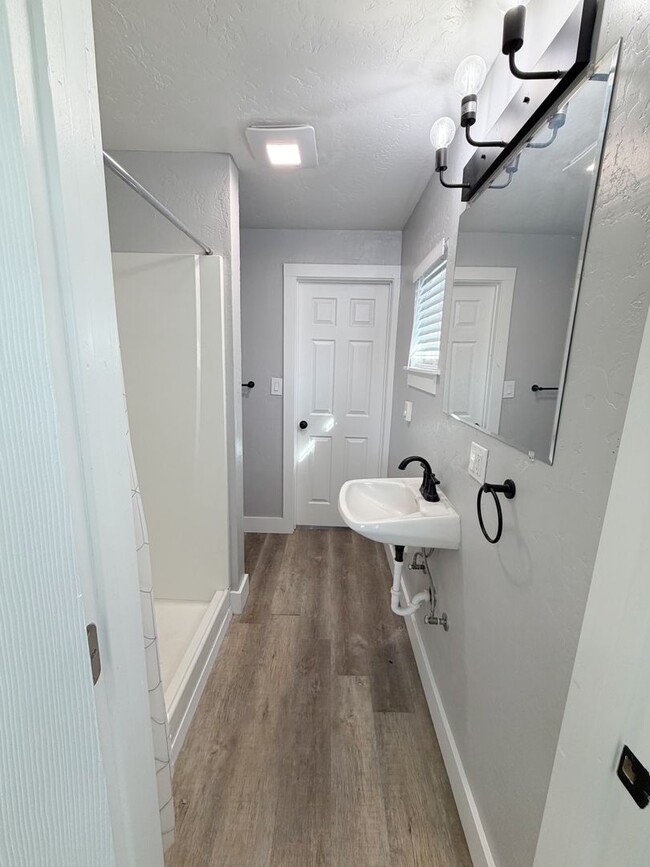 Building Photo - 2 Bedroom, 1 Bathroom Home