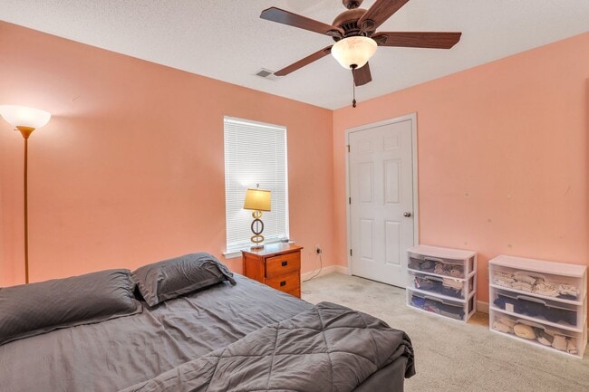 Building Photo - AVAILABLE JUNE (PETS PERMITTED)