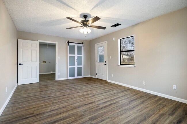 Building Photo - 1105 Brentwood Dr