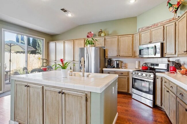 Building Photo - 2085 Pinehurst Ct