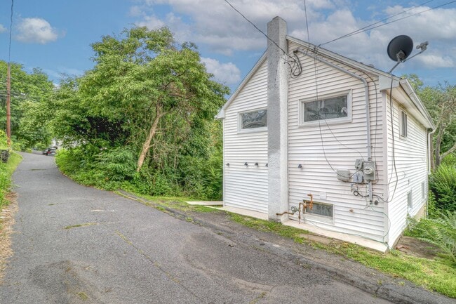 Building Photo - 606 Meadow Ave