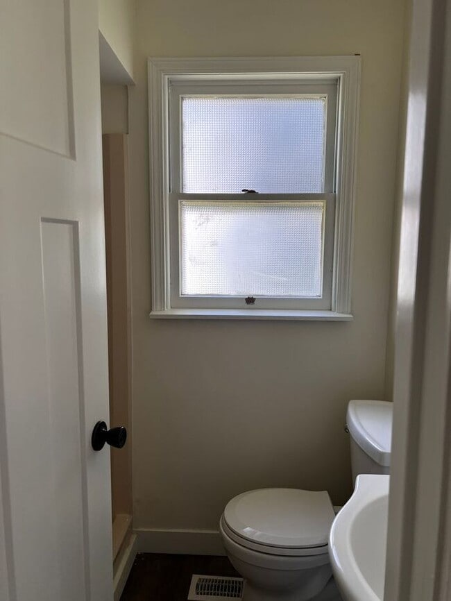 Building Photo - Love Where You Live in this Cozy 2 Bedroom...