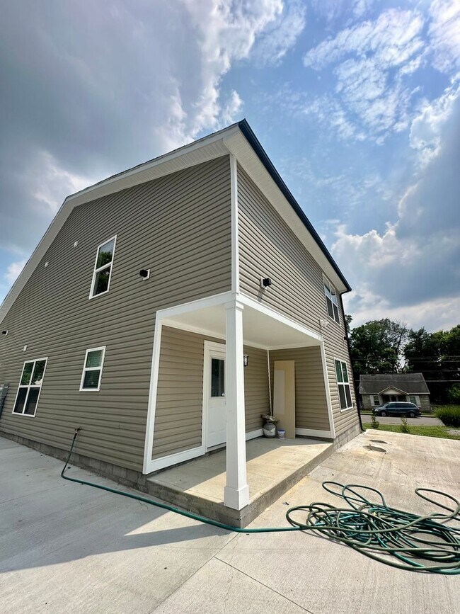 Building Photo - 614 Addison Ave