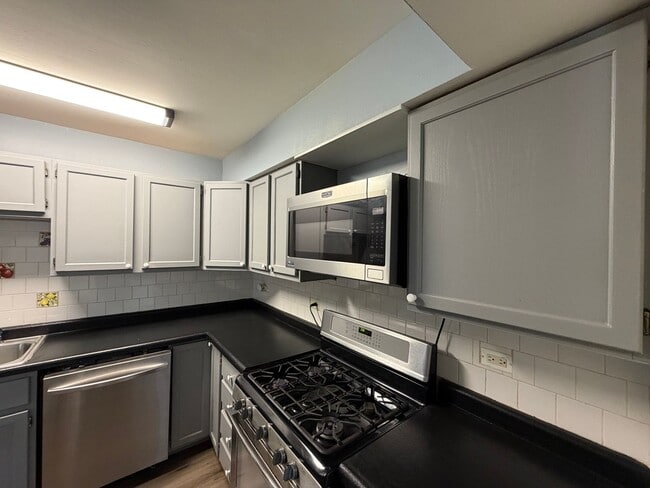 Building Photo - Welcome home to this beautifully maintained two-story townhome nestled on a quiet cul-de-sac in G...