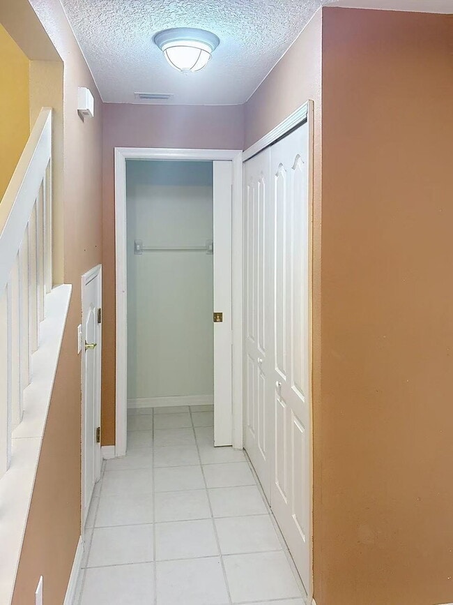 Building Photo - 12509 Lake Vista Dr