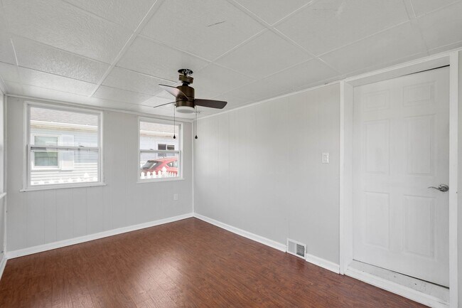 Building Photo - Beautiful 1 bedroom home with BONUS room in Natrona Heights available April 1!