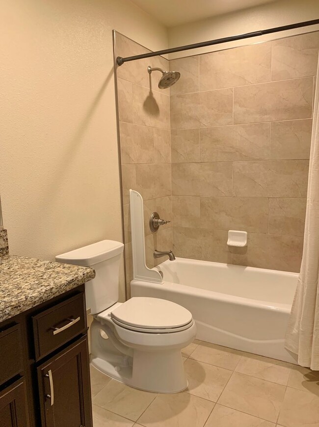 Building Photo - 4 Bedroom Home in Hollister