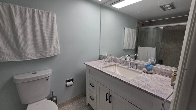 Building Photo - 3150 N Palm Aire Dr