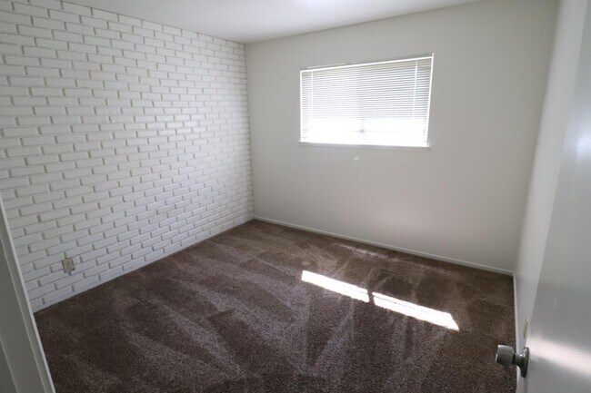 Building Photo - 1096 E Fremont Ave