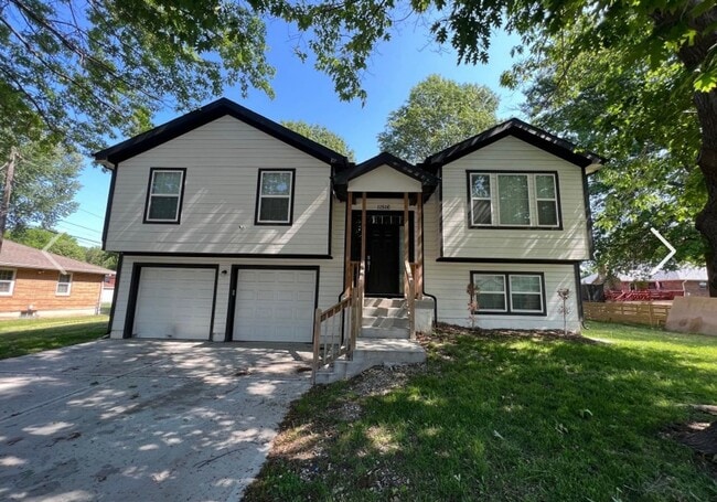 Primary Photo - COMING SOON! Beautiful Home in Raytown!