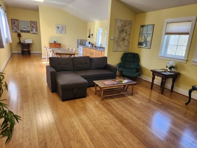 Building Photo - Studio Apartment on 27 Acre Estate | Available Now