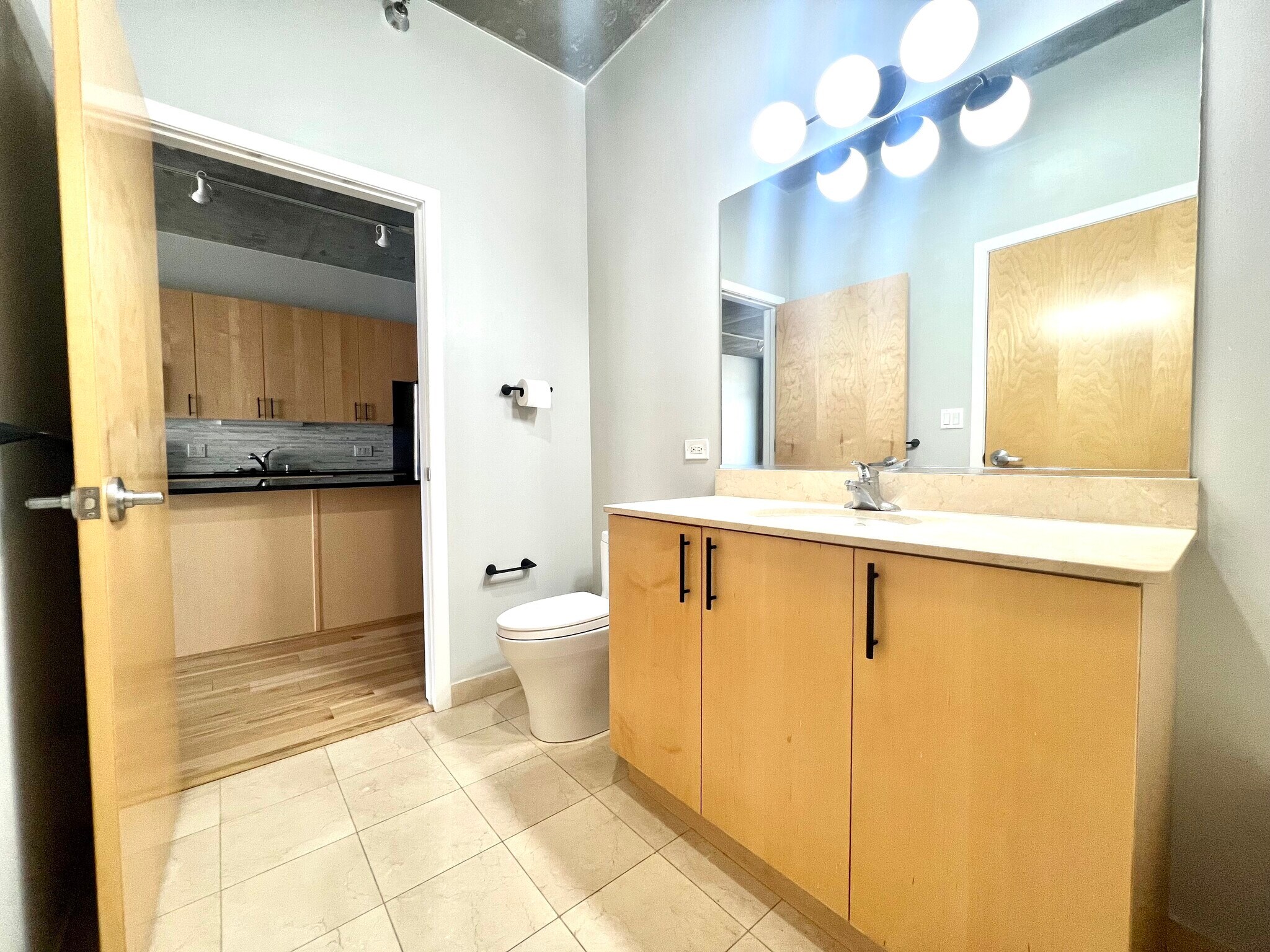 Building Photo - 321 S Sangamon St