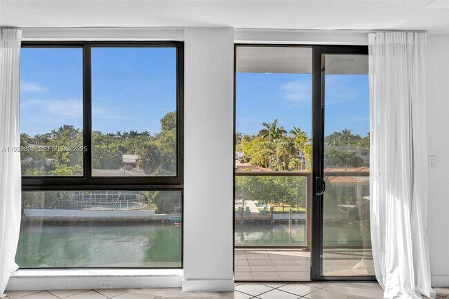 Building Photo - 9800 W Bay Harbor Dr