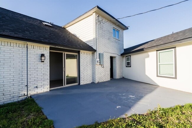 Building Photo - 1402 Bayou Shore Dr