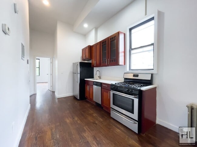 Building Photo - 886 Franklin Ave