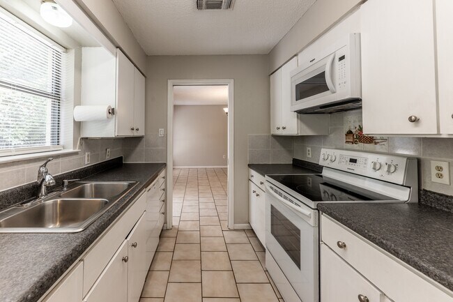 Building Photo - 1914 Rosewood Ln