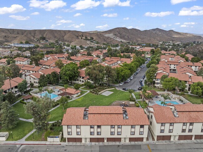 Building Photo - "Charming 2-Bed, 2-Bath Condo Retreat in S...