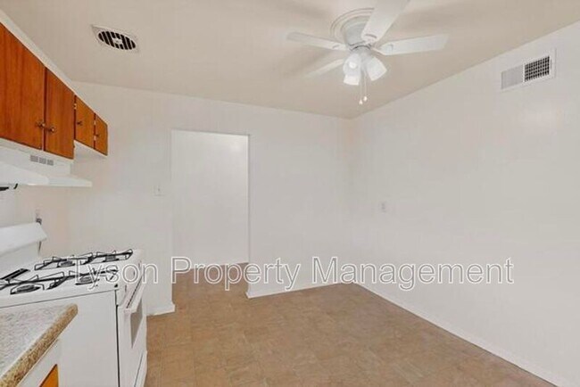 Building Photo - 3503 Montclaire Dr NE