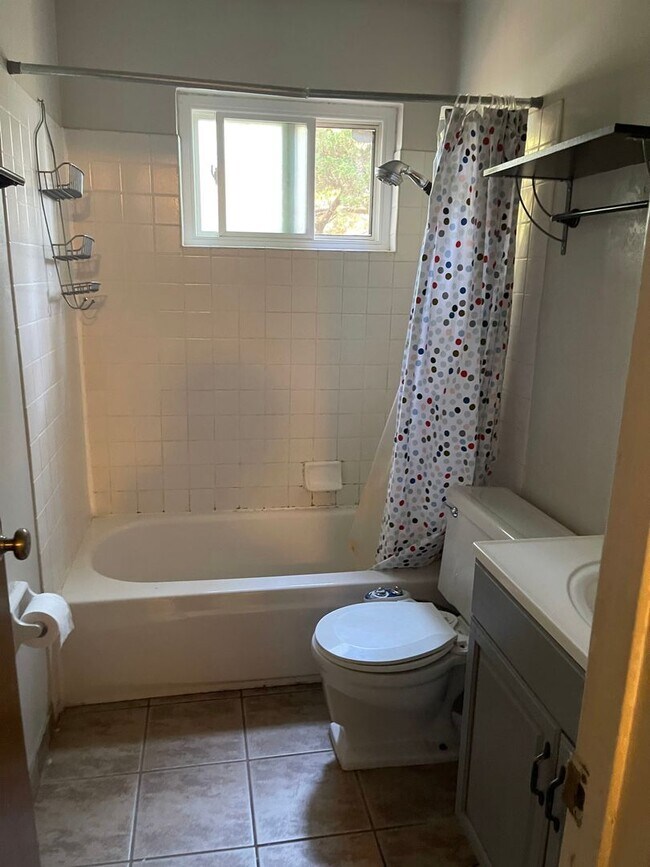 Building Photo - 5 Bedroom, 3 Bath Home in East Davis-$500 Off 1st Month's Rent