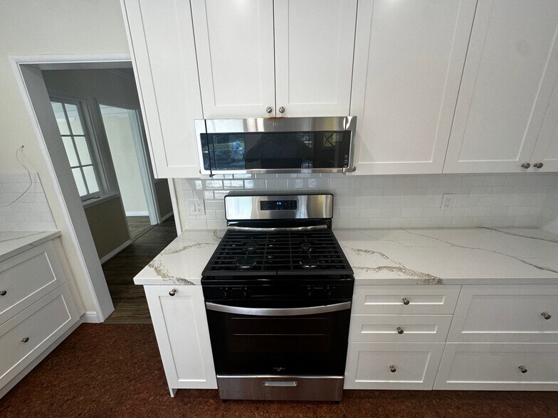 Building Photo - 2151 N Altadena Dr