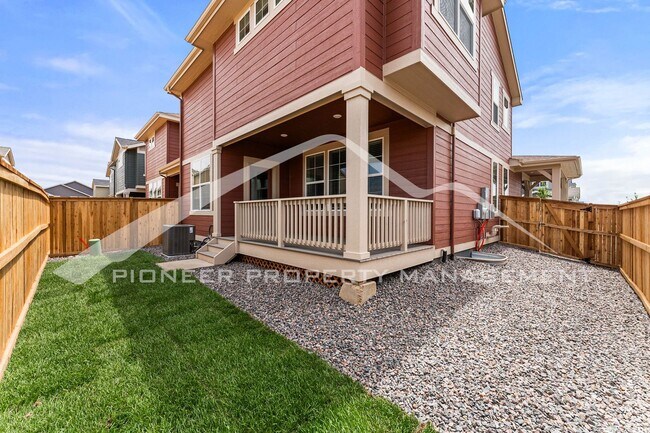Building Photo - Charming Townhouse with Washer/Dryer and Garage