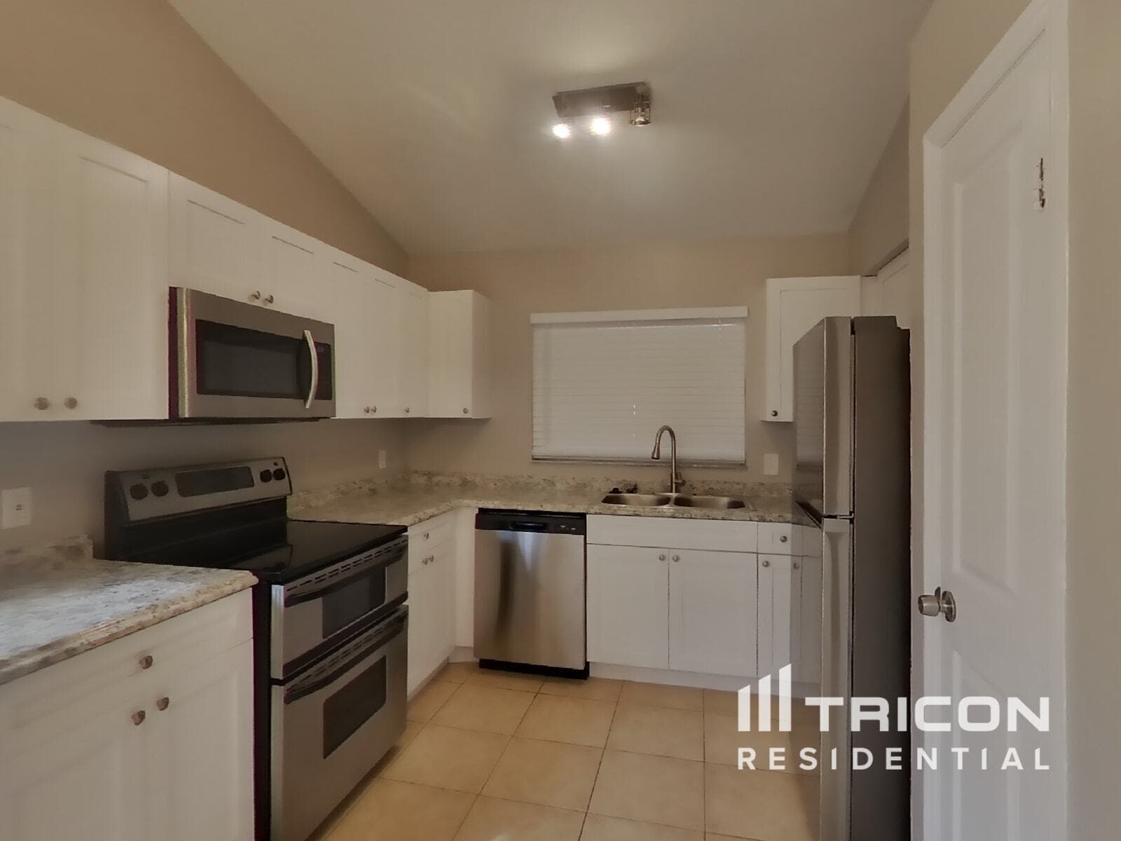 Building Photo - 707 Sand Ridge Dr