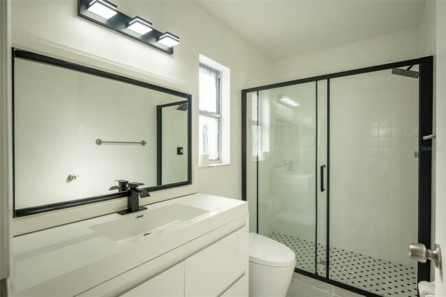 Building Photo - 1025 Clovercrest Rd