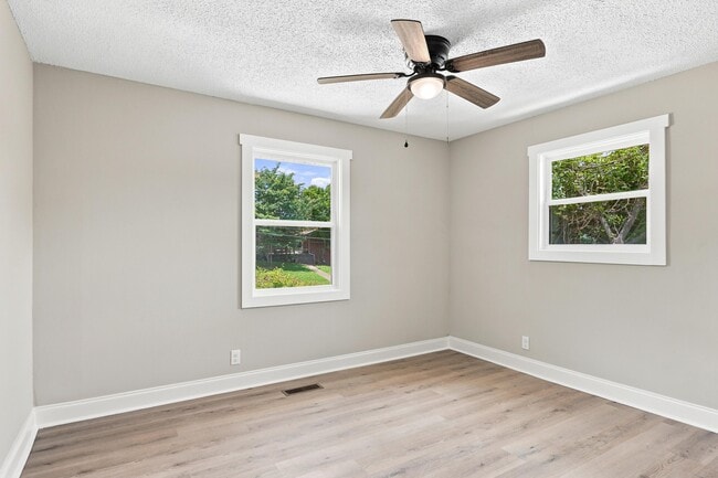 Building Photo - 114 Alpine Dr