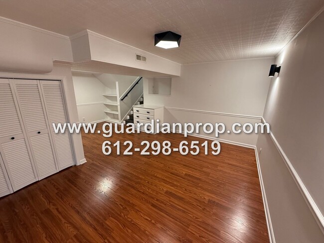 Building Photo - Maplewood House Available Now, Open Floor ...
