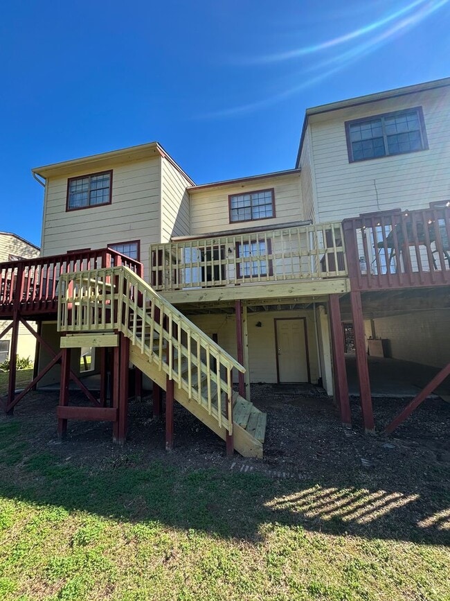 Building Photo - 3 Bed / 2.5 Bath – Steps from Doak Campbell Stadium – Only $1,800!