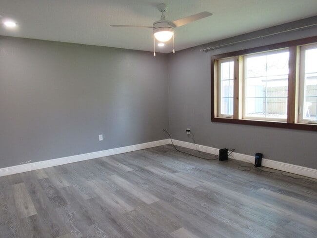 Building Photo - For Rent – Beautifully Remodeled 3 Bed, 2 ...