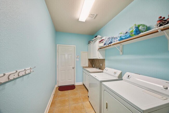 Building Photo - 2401 Harbor Chase Dr
