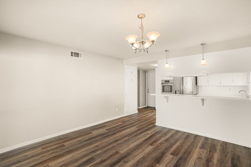 Building Photo - 205 E Old Mill Rd