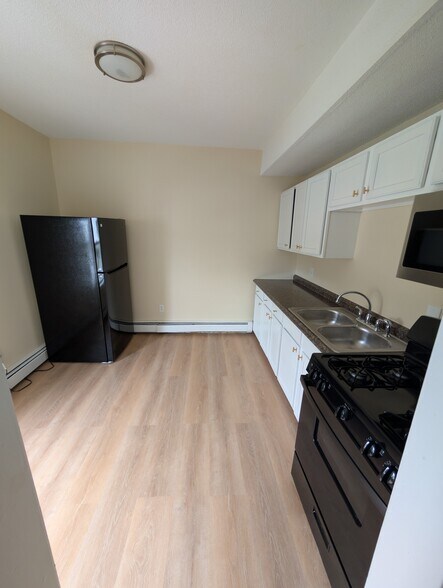 Building Photo - 476 3rd St