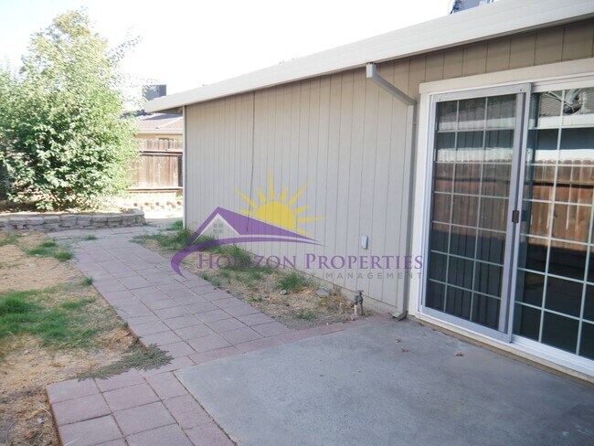Building Photo - 5566-5568 Hillsdale Blvd
