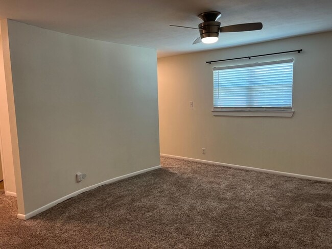 Building Photo - 2 Bed 3 Bath Townhouse on the golf course!