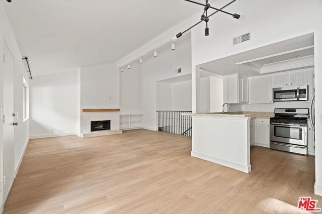 Building Photo - 1722 Palisades Dr