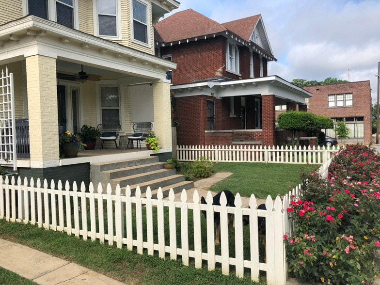 Building Photo - 621 W Daisy L Gatson Bates Dr