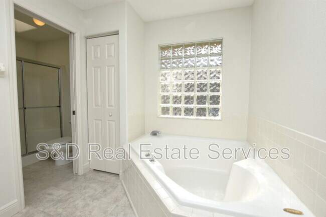 Building Photo - 2235 Silver Re Dr