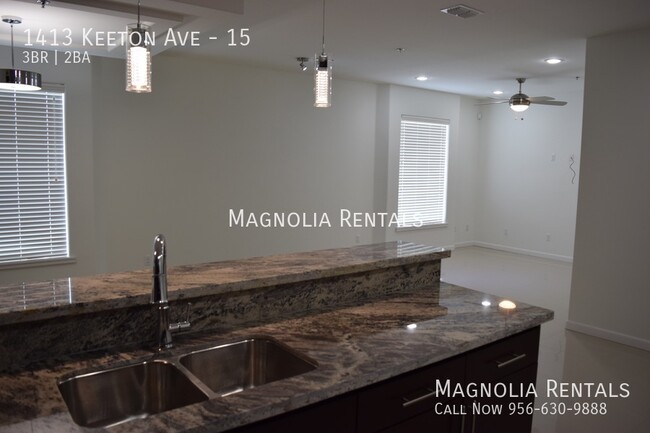 Building Photo - Las Jollas Condominiums II