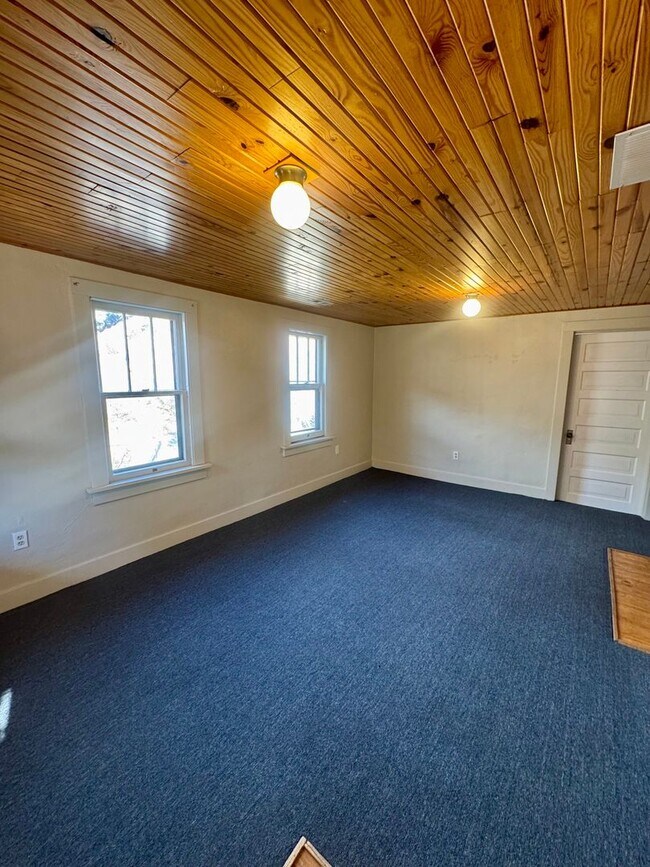 Building Photo - Cave Ave