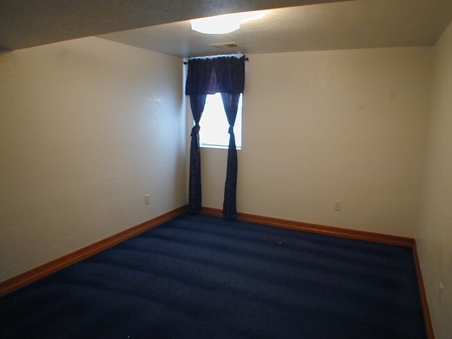 Building Photo - House For Lease