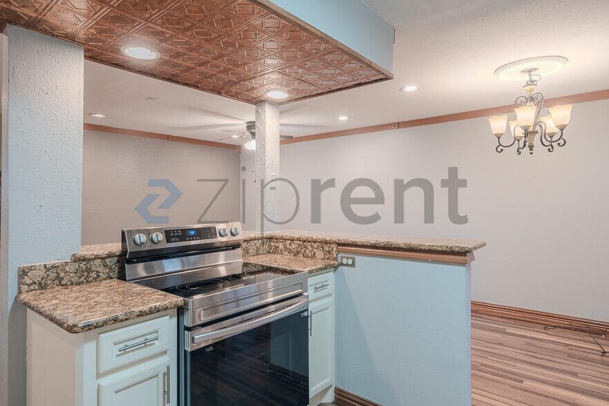 Building Photo - Unit 403