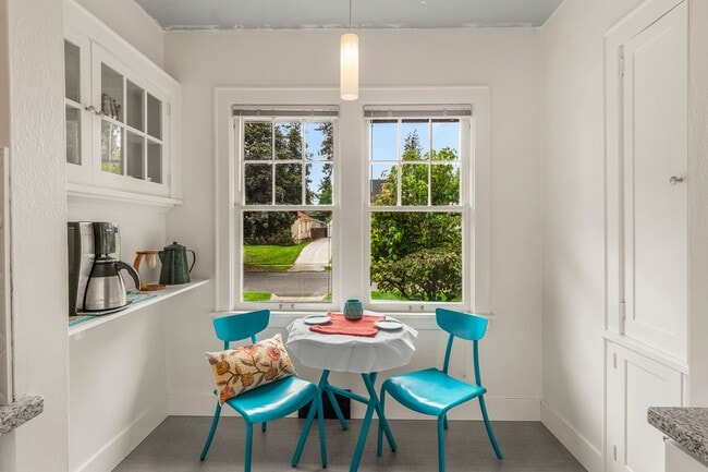 Building Photo - ***MOVE IN SPECIAL $250.00 OFF 1ST FULL MO...