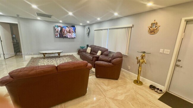 Building Photo - 329 SE 3rd St