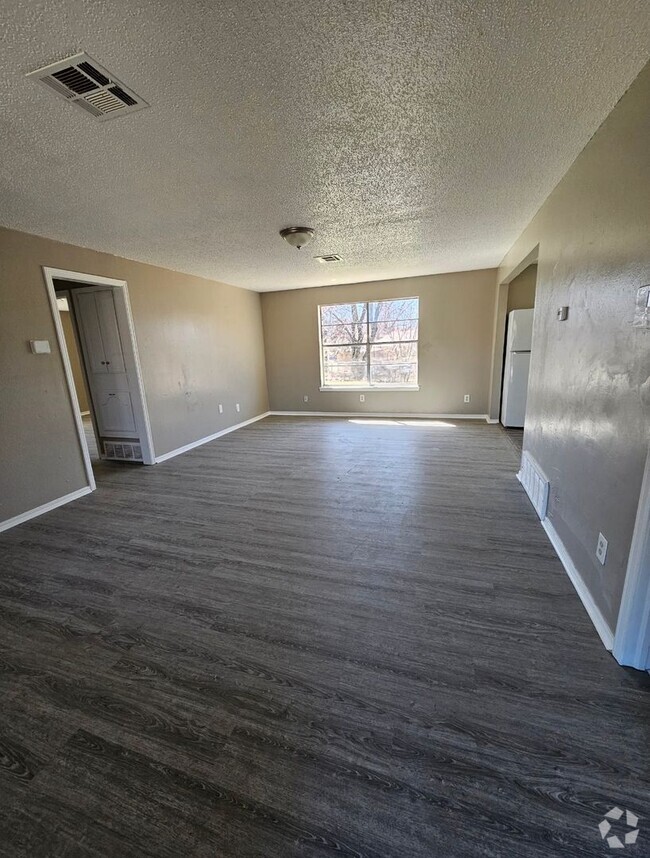 Building Photo - 4 Bedroom House Available in OKC