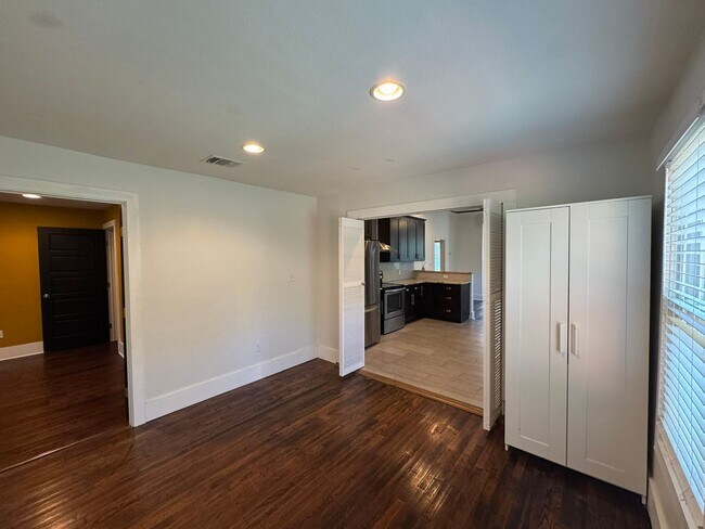 Building Photo - Ready For Move In - Beautifully Renovated Cottage Home in South San Antonio - Near Downtown SA