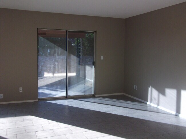 Building Photo - 205 Moon River St