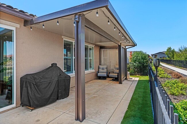 Building Photo - 377 Silver Ridge Dr